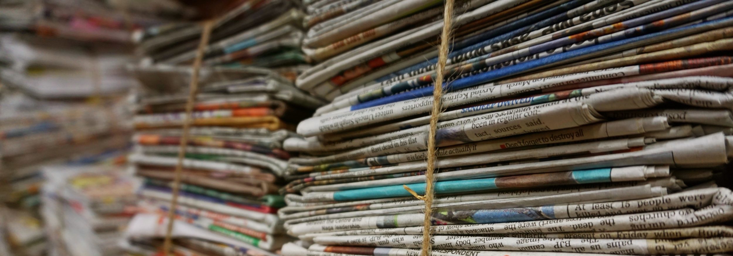 Journal public. Stack of documents.